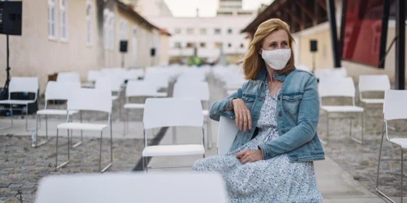 mujer con mascarilla