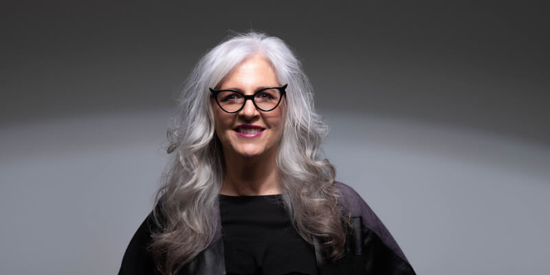 Mujer con pelo blanco