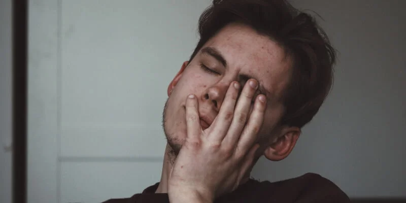 hombre cansado