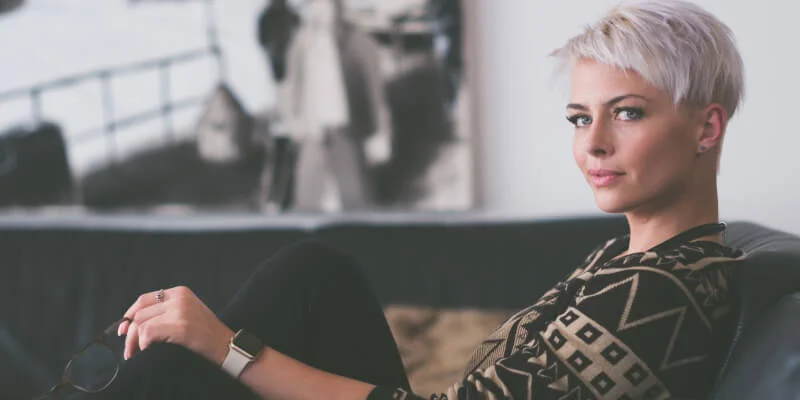 mujer joven con menopausia