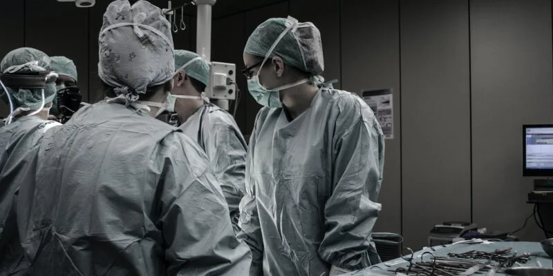 médicos en quirófano