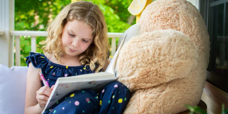Niña escribiendo