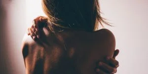 ¿Por qué me pica la piel? Causas y soluciones