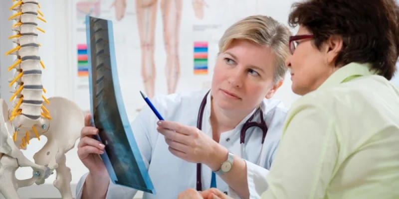 mujer con médico en consulta