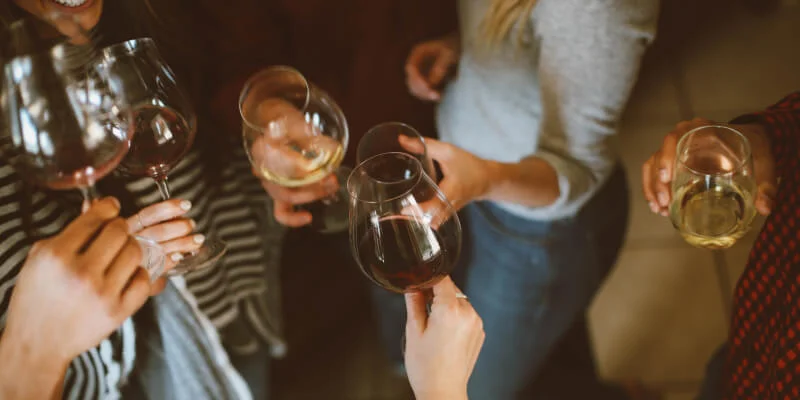 Grupo de amigos celebrando