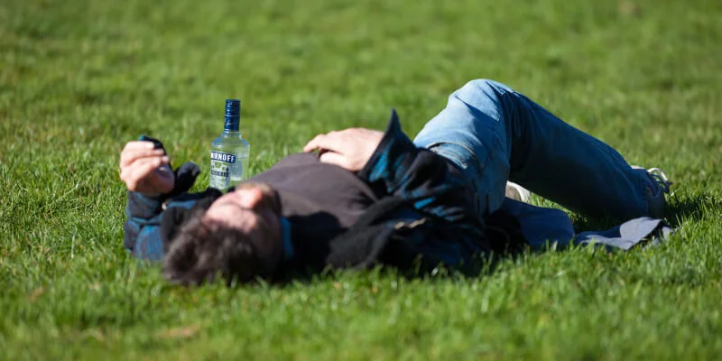 hombre bebiendo alcohol