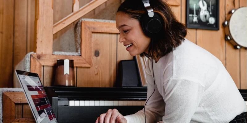 mujer escuchando música