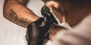 Beneficios y riesgos de los tatuajes