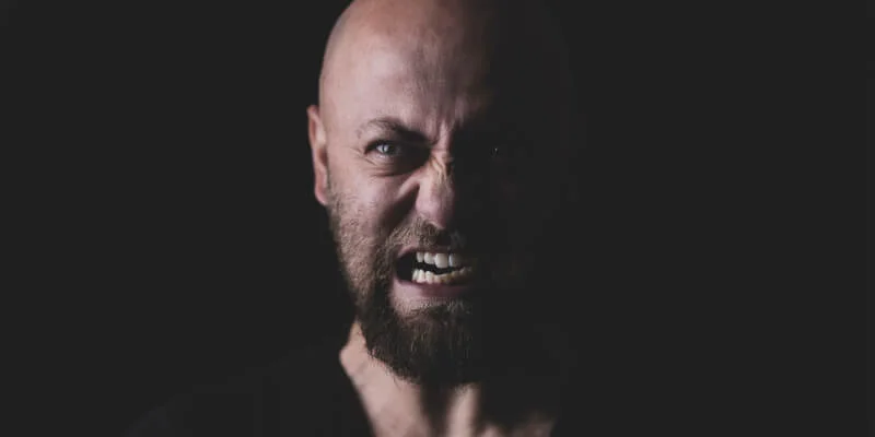 hombre con trastorno de personalidad