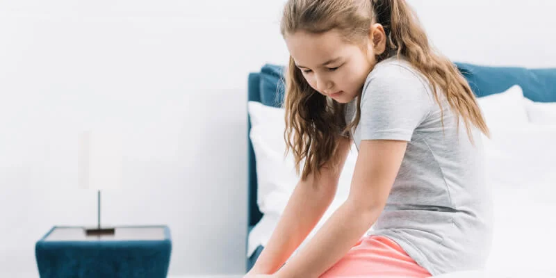 Niña con dolor de piernas a causa del crecimiento