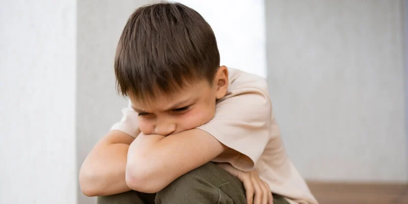 niño triste y pensativo