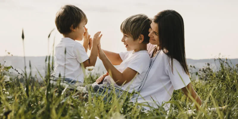 niños con su madre disfrutando del campo