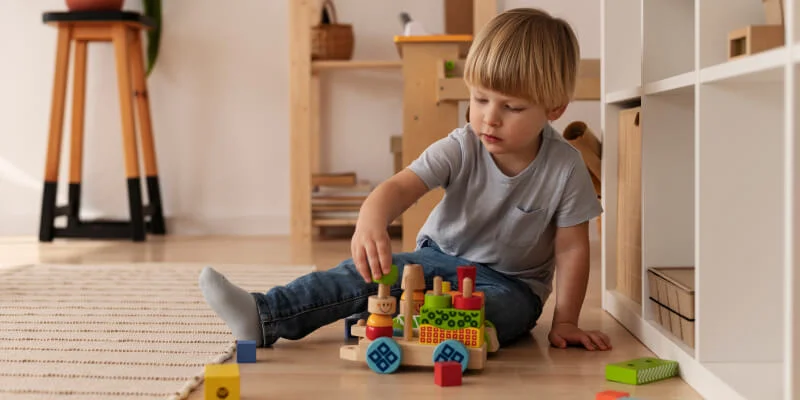 niño pequeños jugando en casa