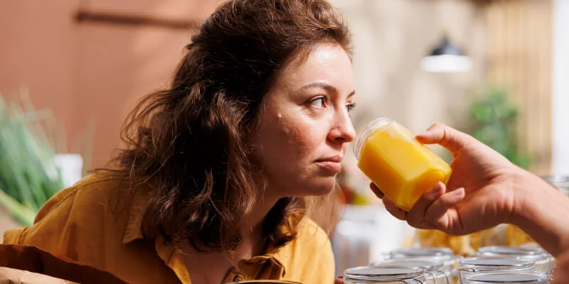 mujer con anosmia en una prueba de olores