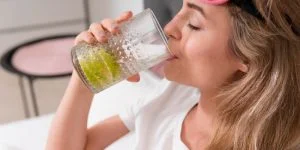 Beneficios de tomar agua con limón en ayunas