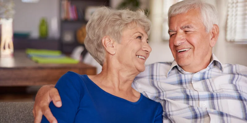 pareja de señores mayores con orejas grandes