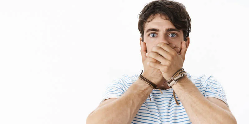 hombre asustado porque tiene sangre en el semen