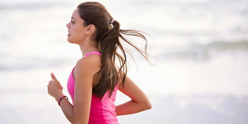 chica corriendo para mejorar circulación