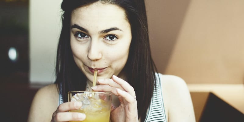 Mujer con bebida azucarada