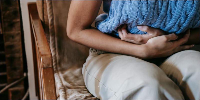 mujer con dolor en el abdomen derecho