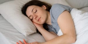 ¿Cómo evitar que se duerman las manos al dormir?