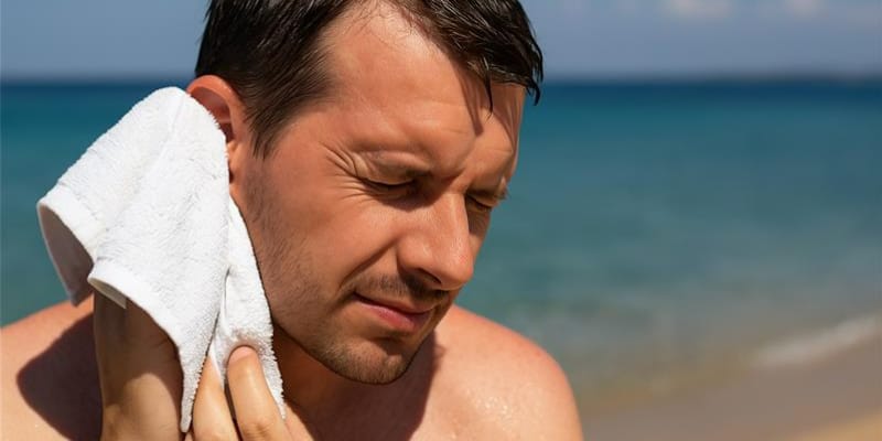 hombre con otitis del bañista