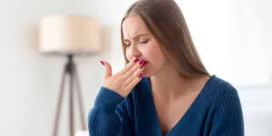 Sabor a metal en la boca: causas, consecuencias y cómo aliviarlo