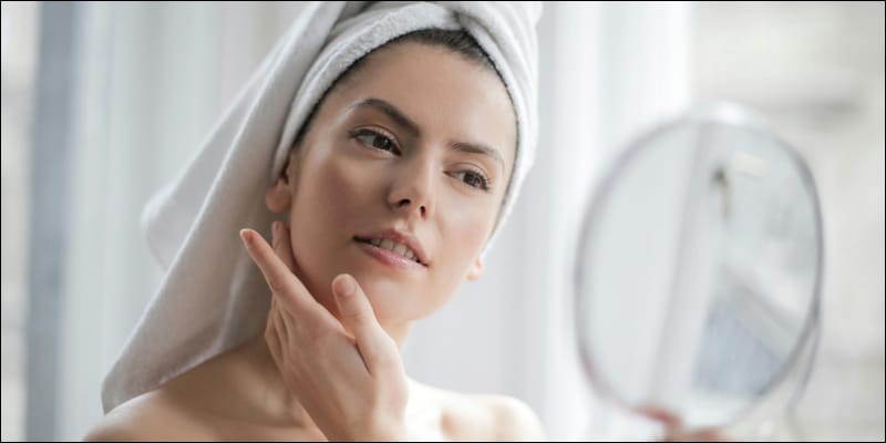 mujer rutina skin care