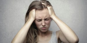 Dormir con tinnitus: cómo combatir el zumbido nocturno