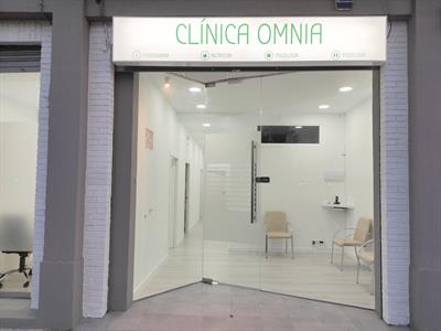 Clínica Omnia Sesión de Fisioterapia Terapéutica. Masaje manual en Valencia